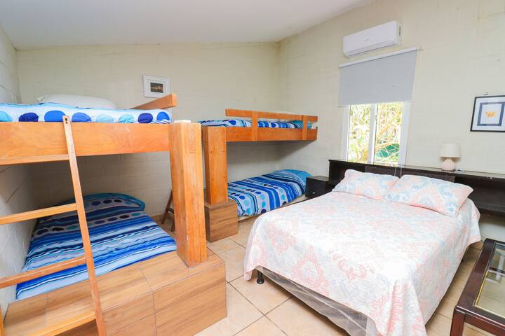 Dormitorio con cama y literas en Casa Tulukat